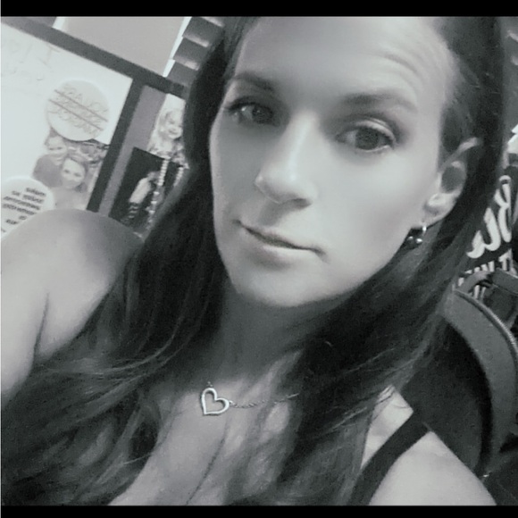 Meet your Posher, Stefanie - Picture 3 of 4